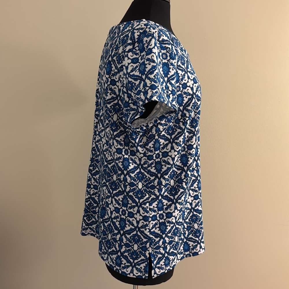 Roz & Ali Blue and White Pattern Short Sleeve Top EUC Size XL - Picture 5 of 7